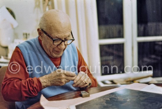 Pablo Picasso working on the etching "Les coulisses du tableau: odalisque et peintre", 1970. Mas Notre-Dame-de-Vie, Mougins 1970. This photo sequence was made during the making of Quinn’s film "Pablo Picasso l' homme et son oeuvre". "When Pablo Picasso was eighty-nine he asked Quinn to film him making a drypoint in order to demonstrate the steadiness of his hand". (Quinn in conversation with Marilyn McCully 1983) - Photo by Edward Quinn