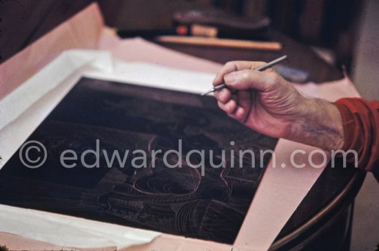 Pablo Picasso working on the etching "Les coulisses du tableau: odalisque et peintre", 1970. Mas Notre-Dame-de-Vie, Mougins 1970. This photo sequence was made during the making of Quinn’s film "Pablo Picasso l' homme et son oeuvre". "When Pablo Picasso was eighty-nine he asked Quinn to film him making a drypoint in order to demonstrate the steadiness of his hand". (Quinn in conversation with Marilyn McCully 1983) - Photo by Edward Quinn