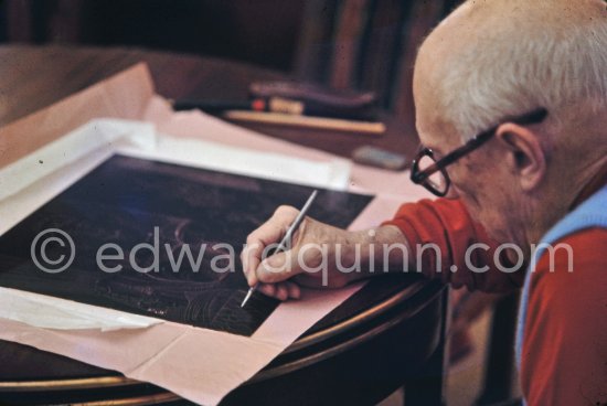 Pablo Picasso working on the etching "Les coulisses du tableau: odalisque et peintre", 1970. Mas Notre-Dame-de-Vie, Mougins 1970. This photo sequence was made during the making of Quinn’s film "Pablo Picasso l' homme et son oeuvre". "When Pablo Picasso was eighty-nine he asked Quinn to film him making a drypoint in order to demonstrate the steadiness of his hand". (Quinn in conversation with Marilyn McCully 1983) - Photo by Edward Quinn
