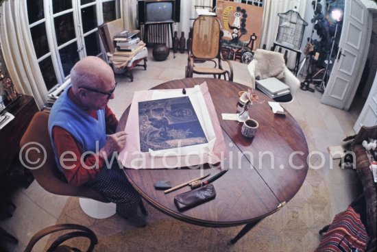 Pablo Picasso working on the etching "Les coulisses du tableau: odalisque et peintre", 1970. Mas Notre-Dame-de-Vie, Mougins 1970.T his photo sequence was made during the making of Quinn’s film "Pablo Picasso l' homme et son oeuvre". "When Pablo Picasso was eighty-nine he asked Quinn to film him making a drypoint in order to demonstrate the steadiness of his hand". (Quinn in conversation with Marilyn McCully 1983) - Photo by Edward Quinn