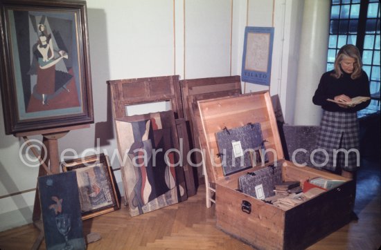 Lolita Vilató with part of the collection Pablo Picasso's family held in Barcelona (among others the Vilató family, his nephews) and Pablo Picasso gave to the Museu Pablo Picasso Barcelona. The collection is made up of oil paintings and drawings from his childhood and youth era. Barcelona 1970. - Photo by Edward Quinn