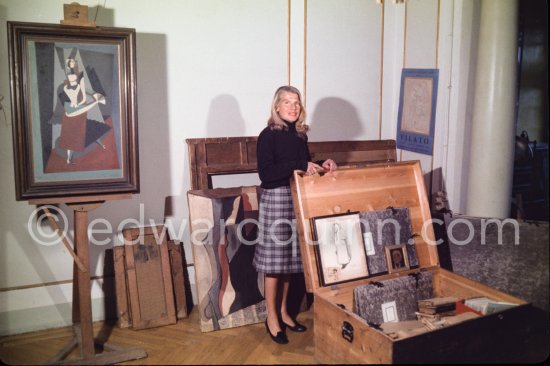 Lolita Vilató with part of the collection Pablo Picasso's family held in Barcelona (among others the Vilató family, his nephews) and Pablo Picasso gave to the Museu Pablo Picasso Barcelona. The collection is made up of oil paintings and drawings from his childhood and youth era. Barcelona 1970. - Photo by Edward Quinn
