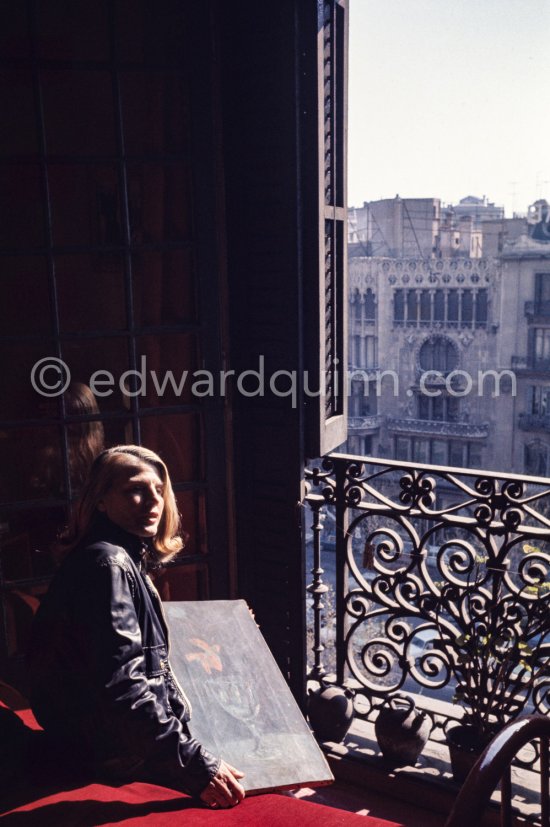 Lolita Vilató with a painting of the collection Pablo Picasso\'s family held in Barcelona (among others the Vilató family, his nephews) and Pablo Picasso gave to the Museu Pablo Picasso Barcelona. The collection is made up of oil paintings and drawings from his childhood and youth era. Barcelona 1970. - Photo by Edward Quinn