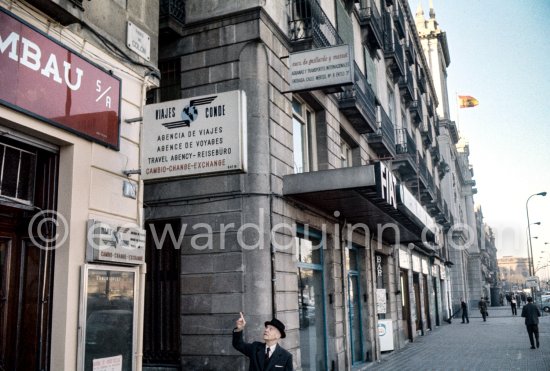 Manuel Pallarès i Grau at the corner between Callejón de Louis Braille and Paseo del Colon. He is pointing at Hotel Ransini, where Swiss conductor Ernest Ansermet (picture 1917) lived in 1917. The building in the background is Capitania. Barcelona 1970. - Photo by Edward Quinn