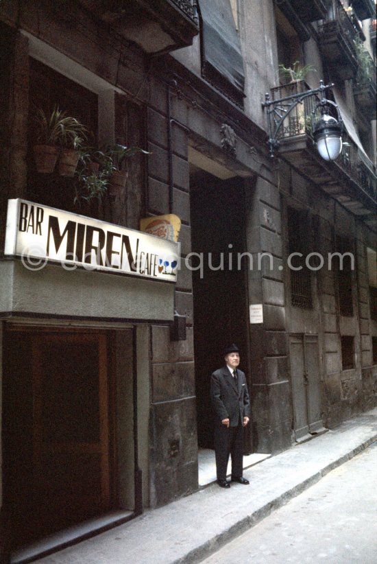 Manuel Pallarès i Grau in front of the house with the apartment occupied by Pablo Picasso and his family from Summer 1896 in Calle de la Merced. This building later was destroyed. Barcelona 1970. - Photo by Edward Quinn
