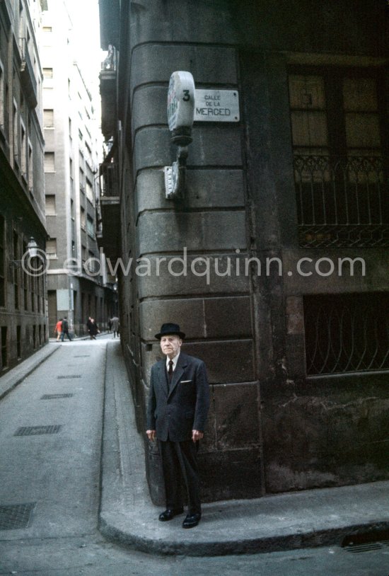 Manuel Pallarès i Grau in the corner between Calle de la Plata and Calle de la Merced. Barcelona 1970. - Photo by Edward Quinn