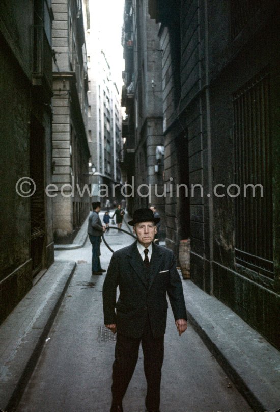 Manuel Pallarès i Grau. Behind him the corner between Calle de la Plata and Calle de la Merced. Barcelona 1970. - Photo by Edward Quinn