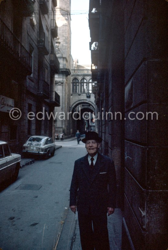 Manuel Pallarès i Grau near of the apartment of Pablo Picasso’s family, Calle de la Merced 3. Barcelona 1970. - Photo by Edward Quinn