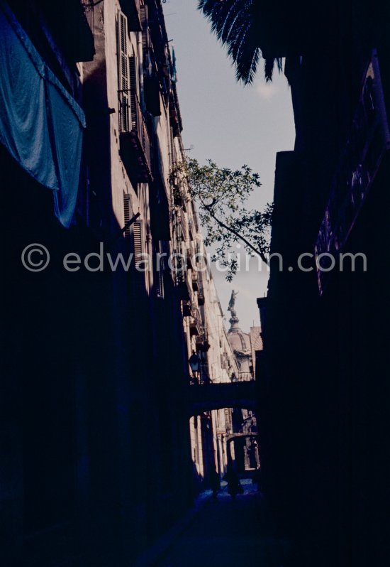 Calle d\'en Carebassa. Basilica de la Merced in the background. Near the apartment of Pablo Picasso’s family, Calle de la Merced 3. Barcelona 1970. - Photo by Edward Quinn