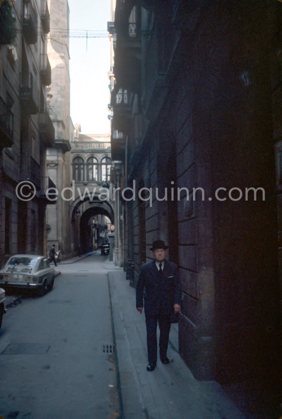 Manuel Pallarès i Grau near of the apartment of Pablo Picasso’s family, Calle de la Merced. Barcelona 1970. - Photo by Edward Quinn