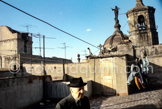 Manuel Pallarès i Grau on the flat roof of the house where by Pablo Picasso and his family lived in Calle de la Merced. Basilica de la Merced in the background. Barcelona 1970. - Photo by Edward Quinn