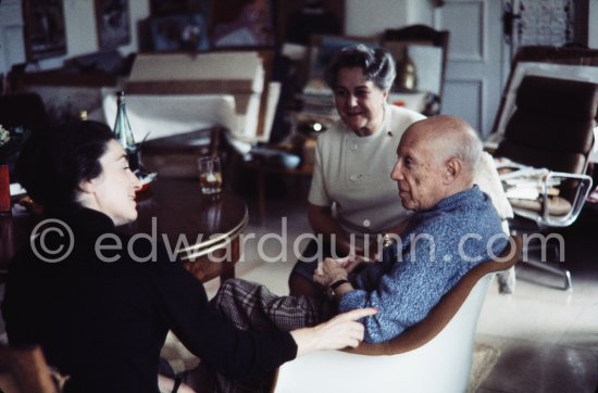Pablo Picasso, Jacqueline and Anna Maria Torra Amat, wife of Spanish publisher Gustavo Gili. Mas Notre-Dame-de-Vie, Mougins Nov. 1971. - Photo by Edward Quinn