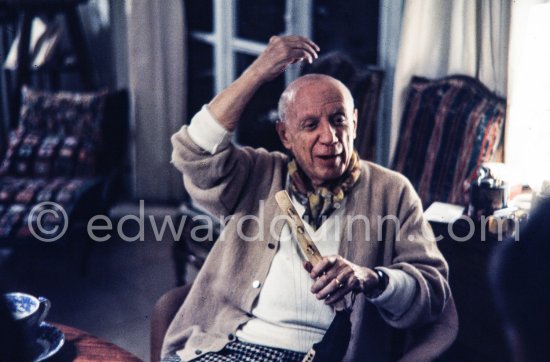 Pablo Picasso plays on a stringed instrument that loos like a harp. One of the last photos of Pablo Picasso by Edward Quinn. (Scenes in the documentary film "Pablo Picasso l'homme et son oeuvre" by Edward Quinn). Mas Notre-Dame-de-Vie, Mougins 7. Jan 1972. - Photo by Edward Quinn