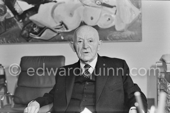 Daniel-Henry Kahnweiler in his office at the Galerie Louise Leiris. Paris 1972. Behind him "Les dormeurs" by Picasso. - Photo by Edward Quinn