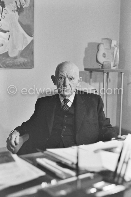 Daniel-Henry Kahnweiler in his office at the Galerie Louise Leiris. Paris 1972. Behind him "Les dormeurs" by Picasso. - Photo by Edward Quinn