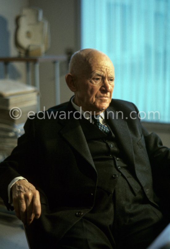 Daniel-Henry Kahnweiler in his office at the Galerie Louise Leiris. Paris 1972. - Photo by Edward Quinn