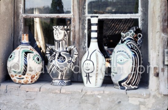 Ceramics photographed 1972 for the book: Ramié, Georges. "Céramique de Pablo Picasso", Cercle d'art, Paris 1974. - Photo by Edward Quinn