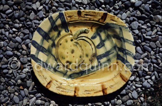 Ceramic photographed 1972 by Quinn for the book: Ramié, Georges. "Céramique de Pablo Picasso", Cercle d'art, Paris 1974. - Photo by Edward Quinn