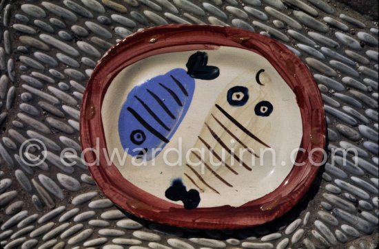 Ceramic photographed 1972 by Quinn for the book: Ramié, Georges. "Céramique de Pablo Picasso", Cercle d'art, Paris 1974. - Photo by Edward Quinn