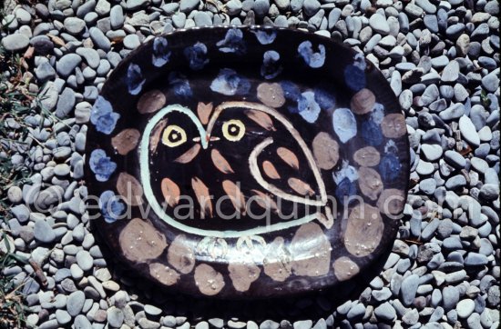 Ceramic photographed 1972 by Quinn for the book: Ramié, Georges. "Céramique de Pablo Picasso", Cercle d'art, Paris 1974. - Photo by Edward Quinn