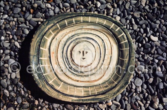 Ceramic photographed 1972 by Quinn for the book: Ramié, Georges. "Céramique de Pablo Picasso", Cercle d'art, Paris 1974. - Photo by Edward Quinn