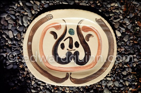 Ceramic photographed 1972 by Quinn for the book: Ramié, Georges. "Céramique de Pablo Picasso", Cercle d'art, Paris 1974. - Photo by Edward Quinn