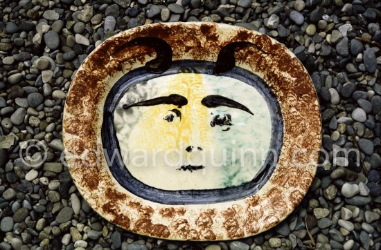 Ceramic photographed 1972 by Quinn for the book: Ramié, Georges. "Céramique de Pablo Picasso", Cercle d'art, Paris 1974. - Photo by Edward Quinn