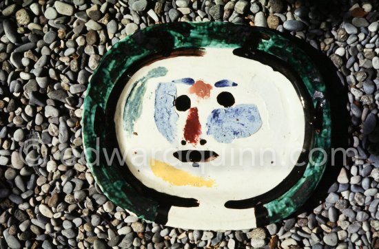 Ceramic photographed 1972 by Quinn for the book: Ramié, Georges. "Céramique de Pablo Picasso", Cercle d'art, Paris 1974. - Photo by Edward Quinn