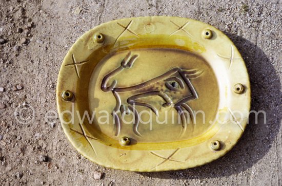 Ceramic photographed 1972 by Quinn for the book: Ramié, Georges. "Céramique de Pablo Picasso", Cercle d'art, Paris 1974. - Photo by Edward Quinn