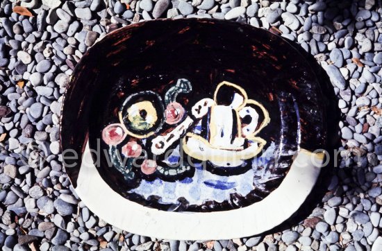 Ceramic photographed 1972 by Quinn for the book: Ramié, Georges. "Céramique de Pablo Picasso", Cercle d'art, Paris 1974. - Photo by Edward Quinn