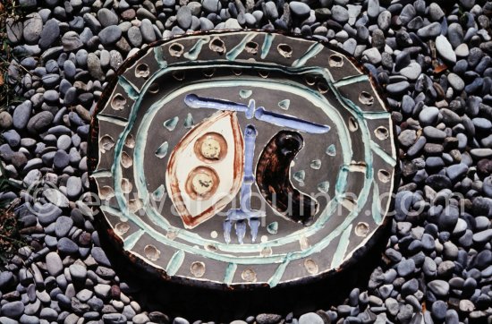 Ceramic photographed 1972 by Quinn for the book: Ramié, Georges. "Céramique de Pablo Picasso", Cercle d'art, Paris 1974. - Photo by Edward Quinn