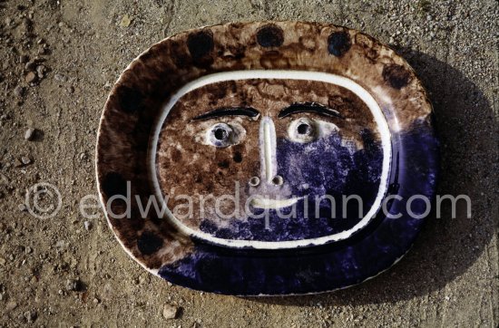 Ceramic photographed 1972 by Quinn for the book: Ramié, Georges. "Céramique de Pablo Picasso", Cercle d'art, Paris 1974. - Photo by Edward Quinn