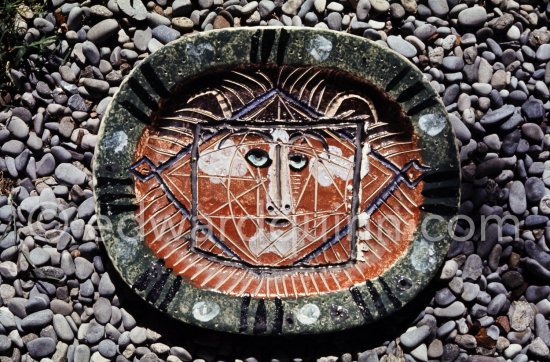 Ceramic photographed 1972 by Quinn for the book: Ramié, Georges. "Céramique de Pablo Picasso", Cercle d'art, Paris 1974. - Photo by Edward Quinn