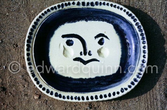 Ceramic photographed 1972 by Quinn for the book: Ramié, Georges. "Céramique de Pablo Picasso", Cercle d'art, Paris 1974. - Photo by Edward Quinn