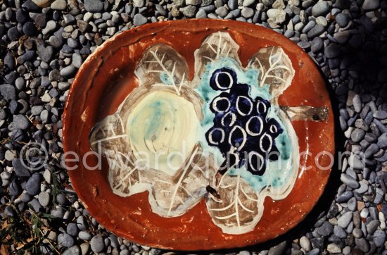 Ceramic photographed 1972 by Quinn for the book: Ramié, Georges. "Céramique de Pablo Picasso", Cercle d'art, Paris 1974. - Photo by Edward Quinn