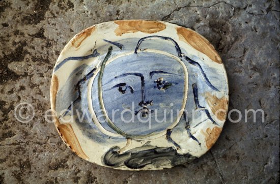 Ceramic photographed 1972 by Quinn for the book: Ramié, Georges. "Céramique de Pablo Picasso", Cercle d'art, Paris 1974. - Photo by Edward Quinn