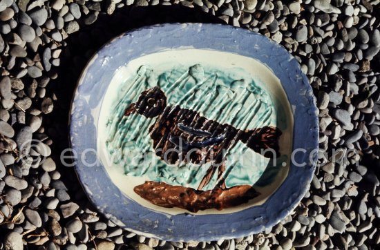 Ceramic photographed 1972 by Quinn for the book: Ramié, Georges. "Céramique de Pablo Picasso", Cercle d'art, Paris 1974. - Photo by Edward Quinn