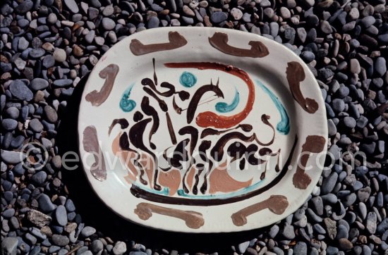 Ceramic photographed 1972 by Quinn for the book: Ramié, Georges. "Céramique de Pablo Picasso", Cercle d'art, Paris 1974. - Photo by Edward Quinn