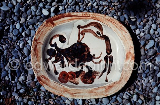 Ceramic photographed 1972 by Quinn for the book: Ramié, Georges. "Céramique de Pablo Picasso", Cercle d'art, Paris 1974. - Photo by Edward Quinn