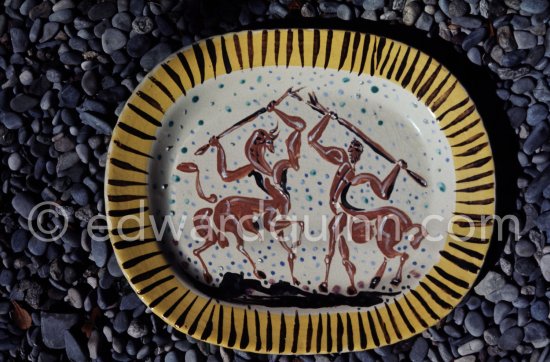 Ceramic photographed 1972 by Quinn for the book: Ramié, Georges. "Céramique de Pablo Picasso", Cercle d'art, Paris 1974. - Photo by Edward Quinn