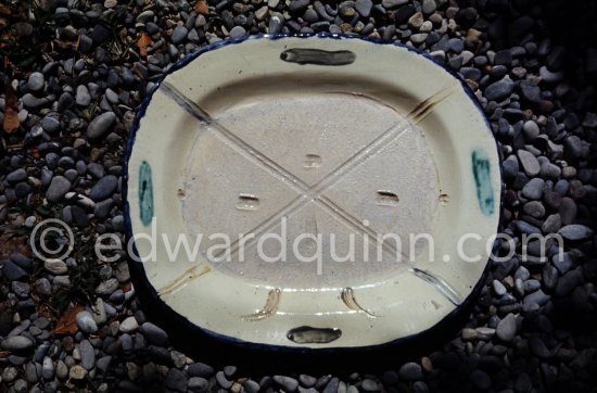 Ceramic photographed 1972 by Quinn for the book: Ramié, Georges. "Céramique de Pablo Picasso", Cercle d'art, Paris 1974. - Photo by Edward Quinn