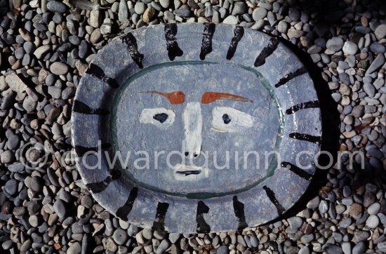 Ceramic photographed 1972 by Quinn for the book: Ramié, Georges. "Céramique de Pablo Picasso", Cercle d'art, Paris 1974. - Photo by Edward Quinn