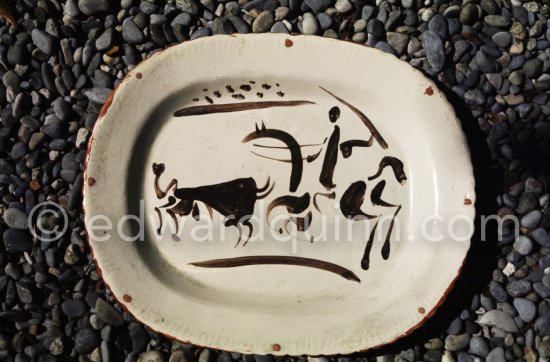 Ceramic photographed 1972 by Quinn for the book: Ramié, Georges. "Céramique de Pablo Picasso", Cercle d'art, Paris 1974. - Photo by Edward Quinn