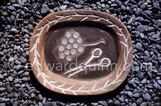 Ceramic photographed 1972 by Quinn for the book: Ramié, Georges. "Céramique de Pablo Picasso", Cercle d'art, Paris 1974. - Photo by Edward Quinn