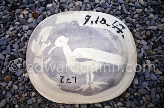 Ceramic photographed 1972 by Quinn for the book: Ramié, Georges. "Céramique de Pablo Picasso", Cercle d'art, Paris 1974. - Photo by Edward Quinn