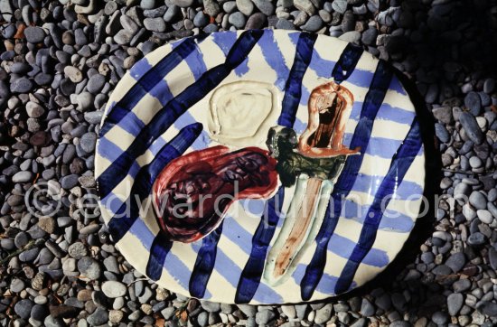 Ceramic photographed 1972 by Quinn for the book: Ramié, Georges. "Céramique de Pablo Picasso", Cercle d'art, Paris 1974. - Photo by Edward Quinn