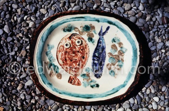 Ceramic photographed 1972 by Quinn for the book: Ramié, Georges. "Céramique de Pablo Picasso", Cercle d'art, Paris 1974. - Photo by Edward Quinn