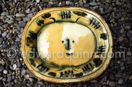 Ceramic photographed 1972 by Quinn for the book: Ramié, Georges. "Céramique de Pablo Picasso", Cercle d'art, Paris 1974. - Photo by Edward Quinn