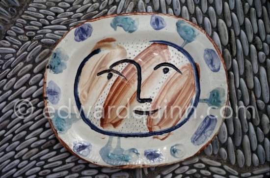 Ceramic photographed 1972 by Quinn for the book: Ramié, Georges. "Céramique de Pablo Picasso", Cercle d'art, Paris 1974. - Photo by Edward Quinn