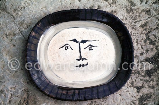 Ceramic photographed 1972 by Quinn for the book: Ramié, Georges. "Céramique de Pablo Picasso", Cercle d'art, Paris 1974. - Photo by Edward Quinn